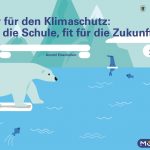 Hier sieht man das Wettbewerbsbild von 2025: Ein Eisbär steht auf einer Einsscholle. Auf einer Eisscholle, die etwas weiter entfernt ist, steht seine Mutter.