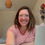 Foto von Alexandra Gutzke am Schreibtisch
