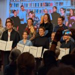 Die Stipendiaten halten ihre Urkunden